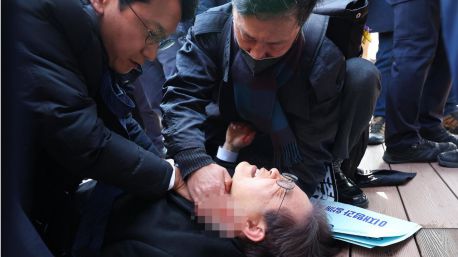 Apuñalan en el cuello al líder de la oposición coreana