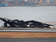 Un avión de Japan Airlines aterriza en llamas en un aeropuerto de Tokio