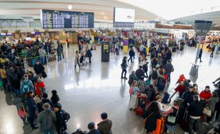 Huelga en Iberia: los pasajeros de un vuelo Canarias-Bilbao pernoctan en Barcelona y siguen el viaje en bus