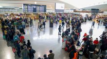 Huelga en Iberia: los pasajeros de un vuelo Canarias-Bilbao pernoctan en Barcelona y siguen el viaje en bus