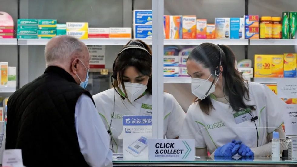 Sanidad impone la mascarilla obligatoria en centros sanitarios en toda España desde el miércoles