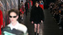 Las faldas de Fendi y el negro de Dolce&Gabbana dominan la pasarela de Milán
