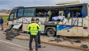 Una muerta y 13 heridos al volcar un camión sobre un autobús en Lorca