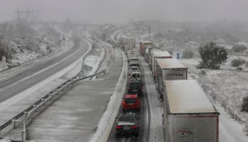 Estado de las carreteras: las nevadas dificultan el tráfico en la A-1, A-2, A-23 y A-68