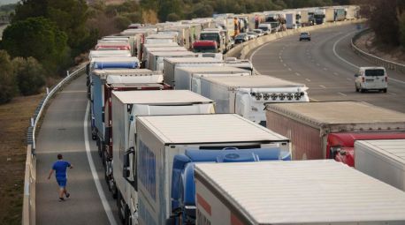 Los agricultores franceses cortan la frontera por la autopista AP-7 en La Junquera