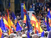 La Plaza de España de Madrid, abarrotada por manifestantes a favor de la igualdad de los españoles