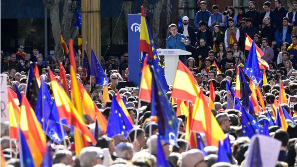 Feijóo promete seguir dando la batalla en las calles: 'Han desatado una tormenta de dignidad en toda España'.