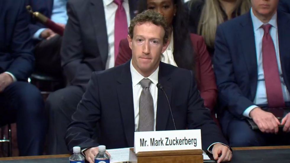 Zuckerberg pide perdón a la víctimas de abusos sexuales por culpa de internet