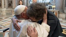 El Papa y Milei se abrazan en la canonización de la primera santa argentina