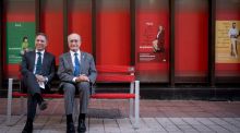 Málaga instalará bancos donados por el Santander fabricados con tarjetas recicladas