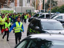Agricultores bloquean la Asamblea de Murcia y zarandean el coche de López Miras