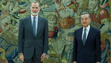 El Rey recibe en audiencia al ministro de Exteriores de China, Wang Yi
