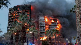 14 heridos en el incendio que ha devorado un complejo de viviendas en Valencia