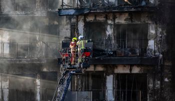 Bomberos y UME examinan el edificio incendiado en Valencia
