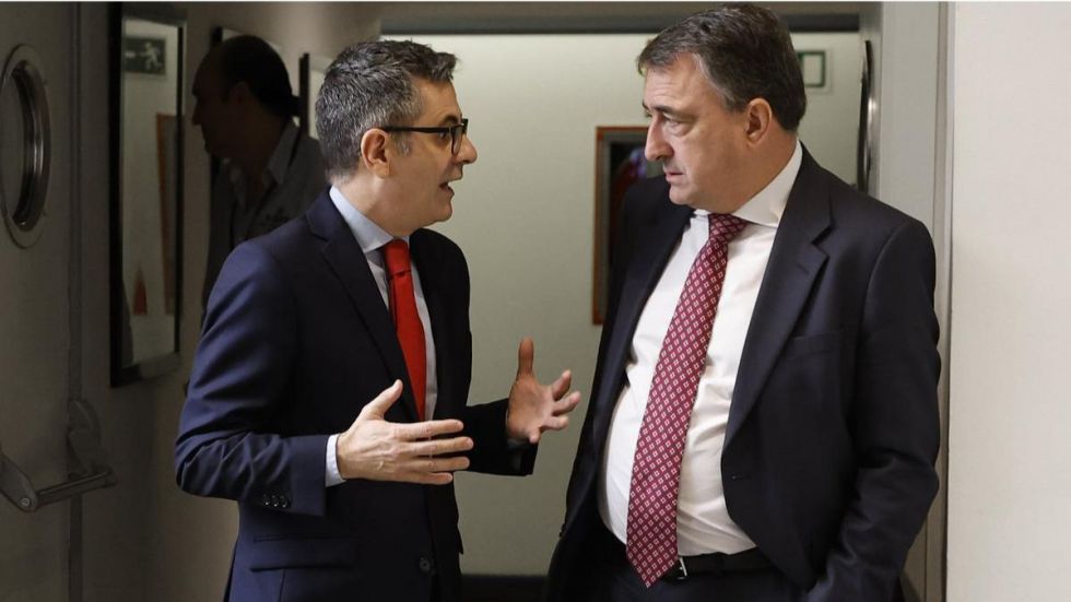 Sánchez cumple con el PNV y cede Cercanías y la homologación de títulos al País vasco