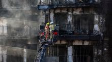 Bomberos y UME examinan el edificio incendiado en Valencia