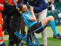Insólito: la linier del partido entre Betis y Athletic, retirada del césped herida
