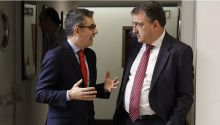 Sánchez cumple con el PNV y cede Cercanías y la homologación de títulos al País vasco