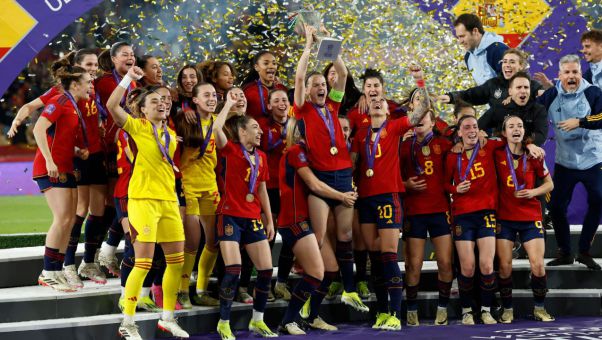 La selección española femenina se exhibió para ganar a Francia por vez primera (2-0) y conquistar su segundo título. Con récord de asistencia.