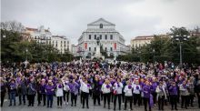 Usuarias de los centros de mayores protagonizan el flashmob ‘Día de la Mujer’