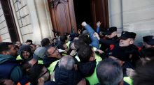 Agricultores intentan entrar por la fuerza en el Parlamento de Navarra