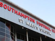 El impactante incendio cerca del estadio del Southampton que obligó a aplazar su partido