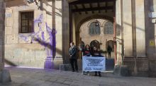 Activistas pintan la fachada del Palacio Episcopal por un futuro 'ecofeminista'