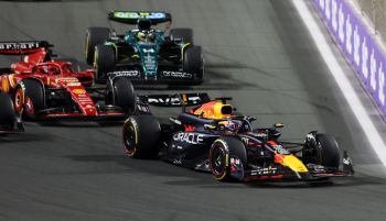 GP Arabia Saudí. Verstappen reina en Yeda y Alonso da una lección de resistencia
