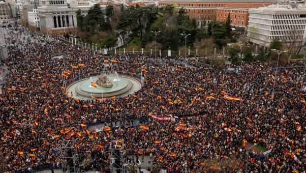Miles de personas se concentran en la plaza madrileña para protestar contra el presidente del Gobierno tras su rendición al separatismo catalán.