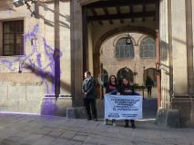 Activistas pintan la fachada del Palacio Episcopal por un futuro 'ecofeminista'