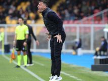 Insólito: el entrenador del Lecce agrede a un futbolista del Verona y es despedido