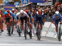 Milán-San Remo. El esprint de 'foto finish' que da a Philipsen una carrera monumental