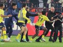 Nuevas imágenes del escándalo del futbol turco: ultras y jugadores del Fenerbahçe, a palos