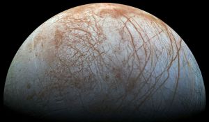 La capa de hielo de la luna Europa tiene al menos 20 kilómetros de espesor