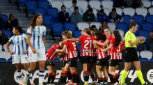 Liga F. El Athletic manda en el derbi vasco tras asaltar el feudo de la Real Sociedad