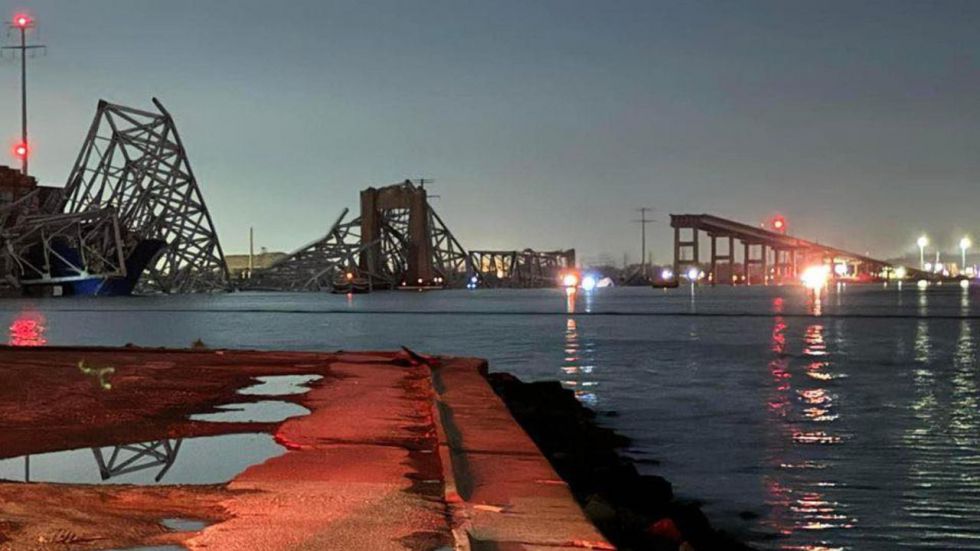 El colapso de un puente en Baltimore por el choque de un carguero deja 6 desaparecidos