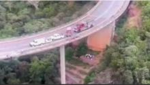 Cuarenta y cinco muertos al precipitarse un autobús por un puente en Sudáfrica