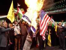 Irán culpa a EEUU por el ataque a la embajada iraní y Jameneí promete que 'castigará' a Israel
 