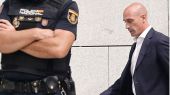 Rubiales, en libertad tras ser detenido nada más aterrizar en Madrid