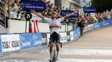 Van der Poel revienta la París Roubaix con un contundente triunfo que agranda su leyenda
