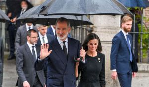 Los Reyes Felipe y Juan Carlos se reencuentran en el funeral de Gómez-Acebo