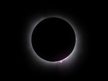 El eclipse solar total oscurece los cielos de Norteamérica este lunes