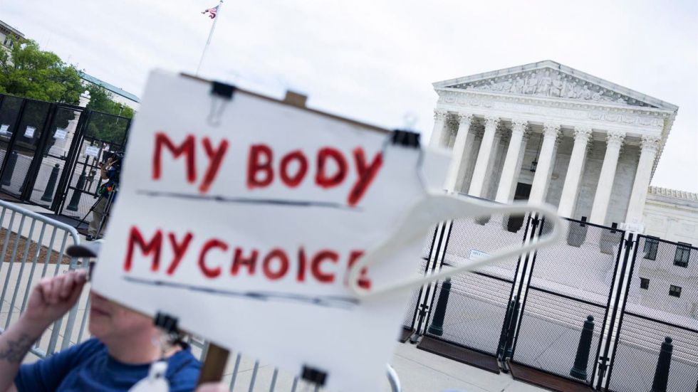Arizona recupera una ley de 1864 para prohibir el aborto en casi todos los casos