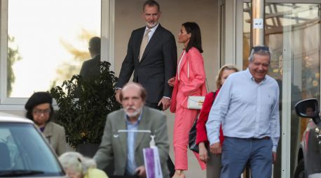 Los Reyes visitan a la Reina Sofía en la clínica tras regresar de Las Palmas