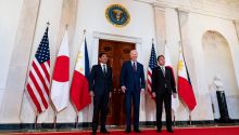 Biden trata de contrarrestar la influencia de China en el Pacífico uniendo a Japón y Filipinas