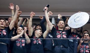 La afición del Leverkusen festeja su primera Bundesliga cantando el 'Viva España'
