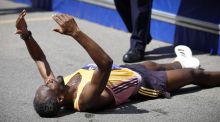 Sisay Lemma gana la maratón de Boston al borde del colapso