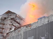 Incendio en la antigua Bolsa de Copenhague: el fuego derrumba la aguja de la torre