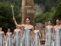 La llama olímpica va rumbo a París tras ser encendida en la antigua Olimpia