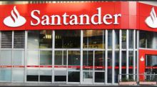 Santander y Correos facilitarán a las personas mayores pedir efectivo a través del cartero rural